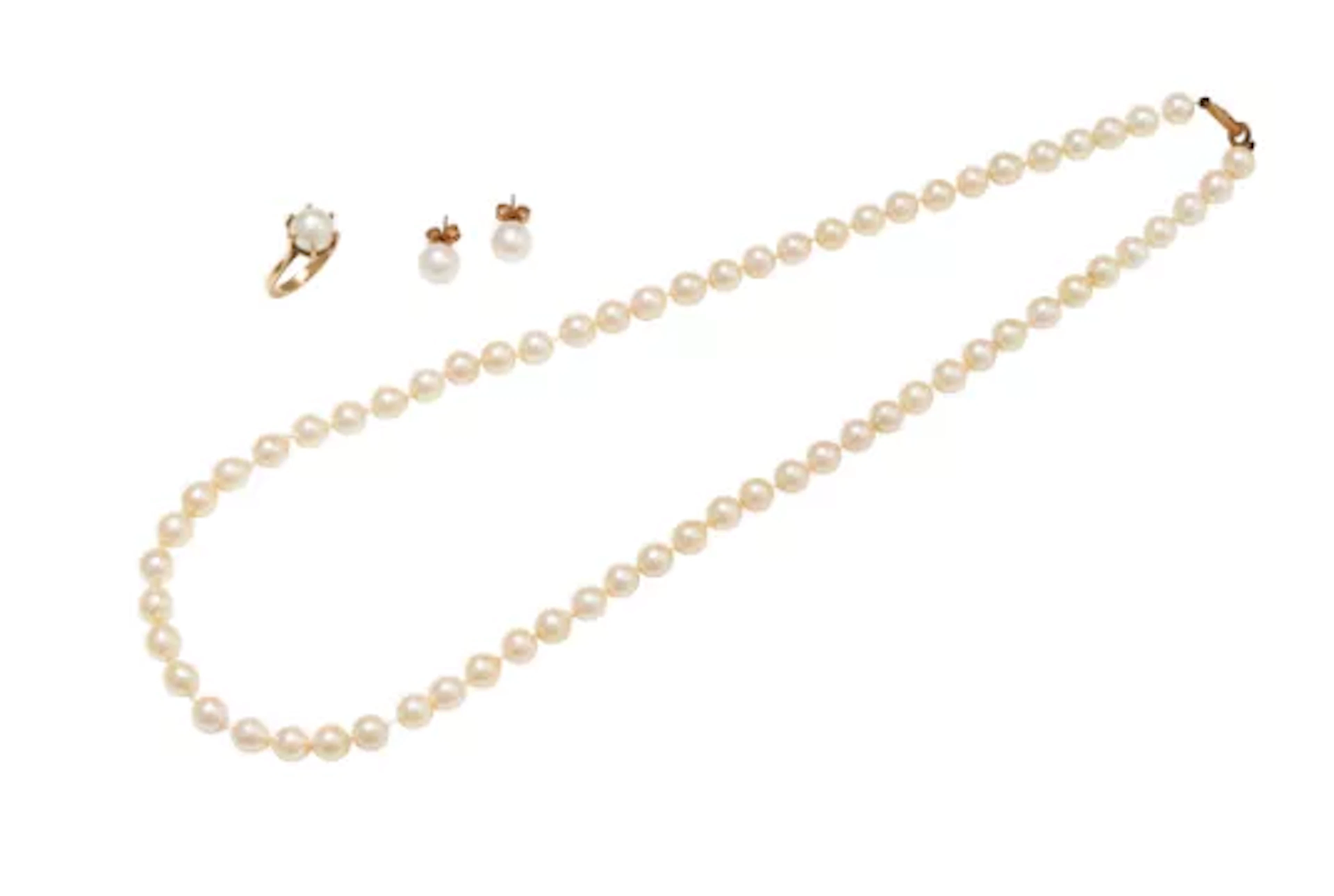 A MATCHED GROUP OF CULTURED PEARL JEWELLERY