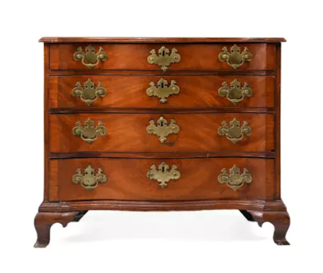 A GEORGE III MAHOGANY SERPENTINE FRONTED CHEST OF DRAWERS, CIRCA 1780