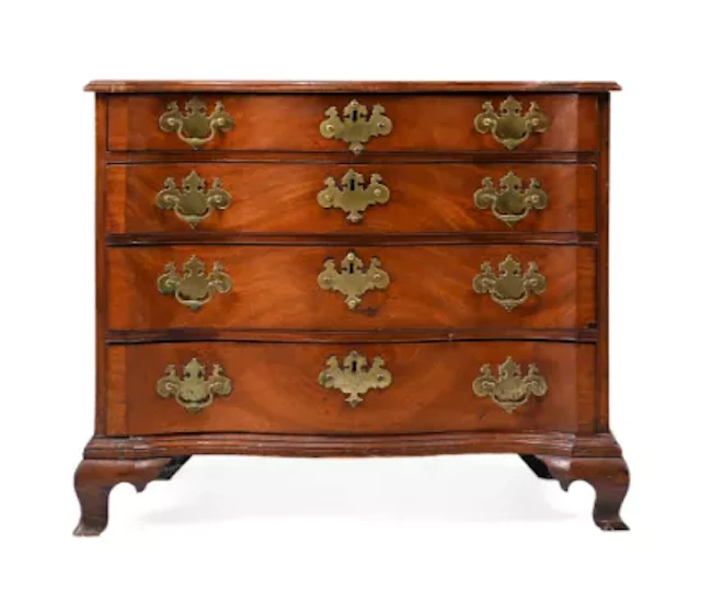 A GEORGE III MAHOGANY SERPENTINE FRONTED CHEST OF DRAWERS, CIRCA 1780