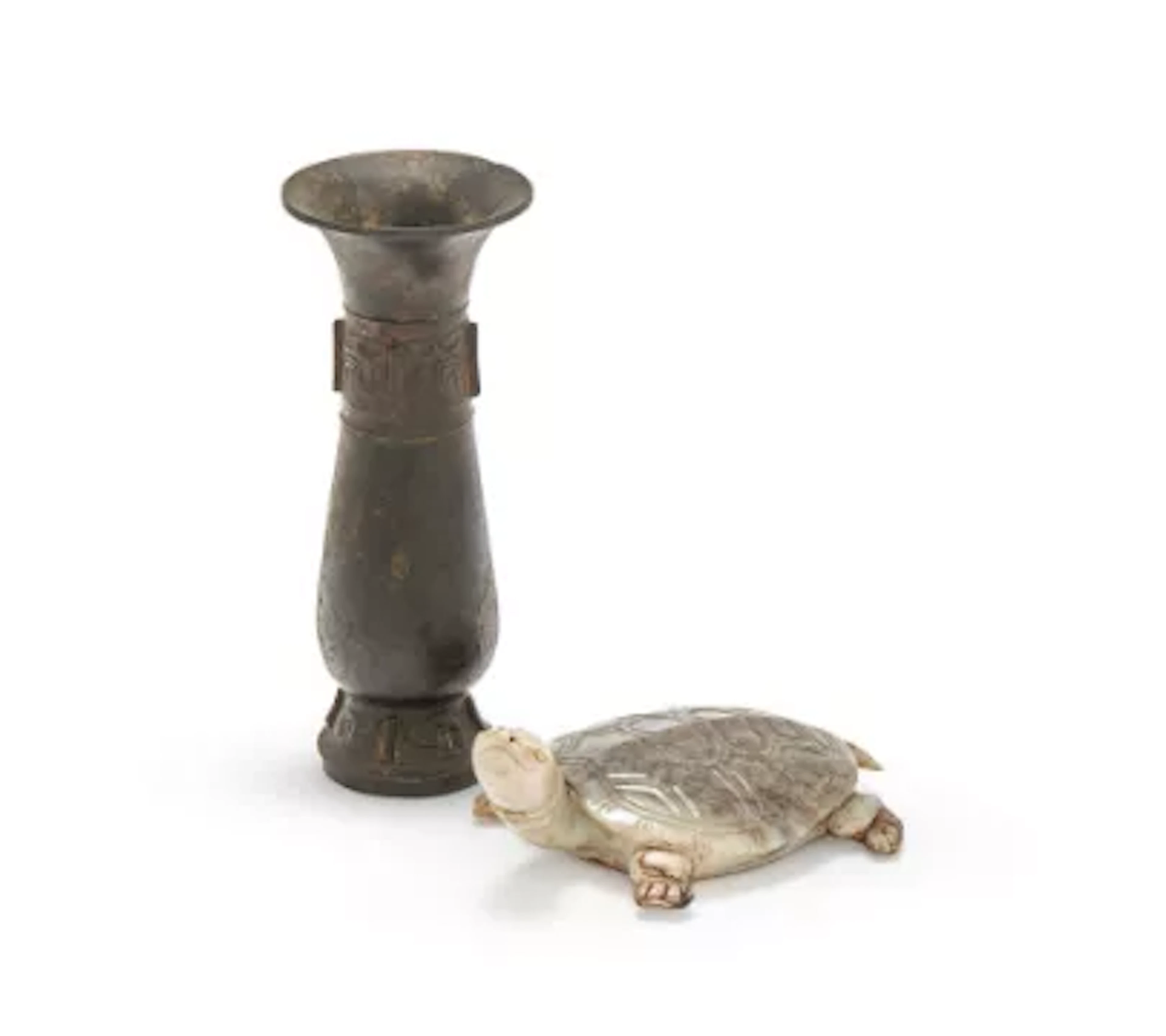 A Chinese grey jade carving of a turtle, Qing dynasty