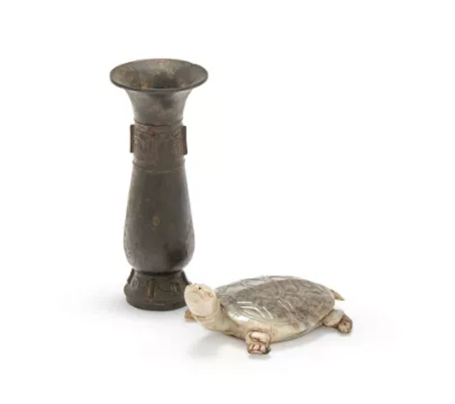 A Chinese grey jade carving of a turtle, Qing dynasty