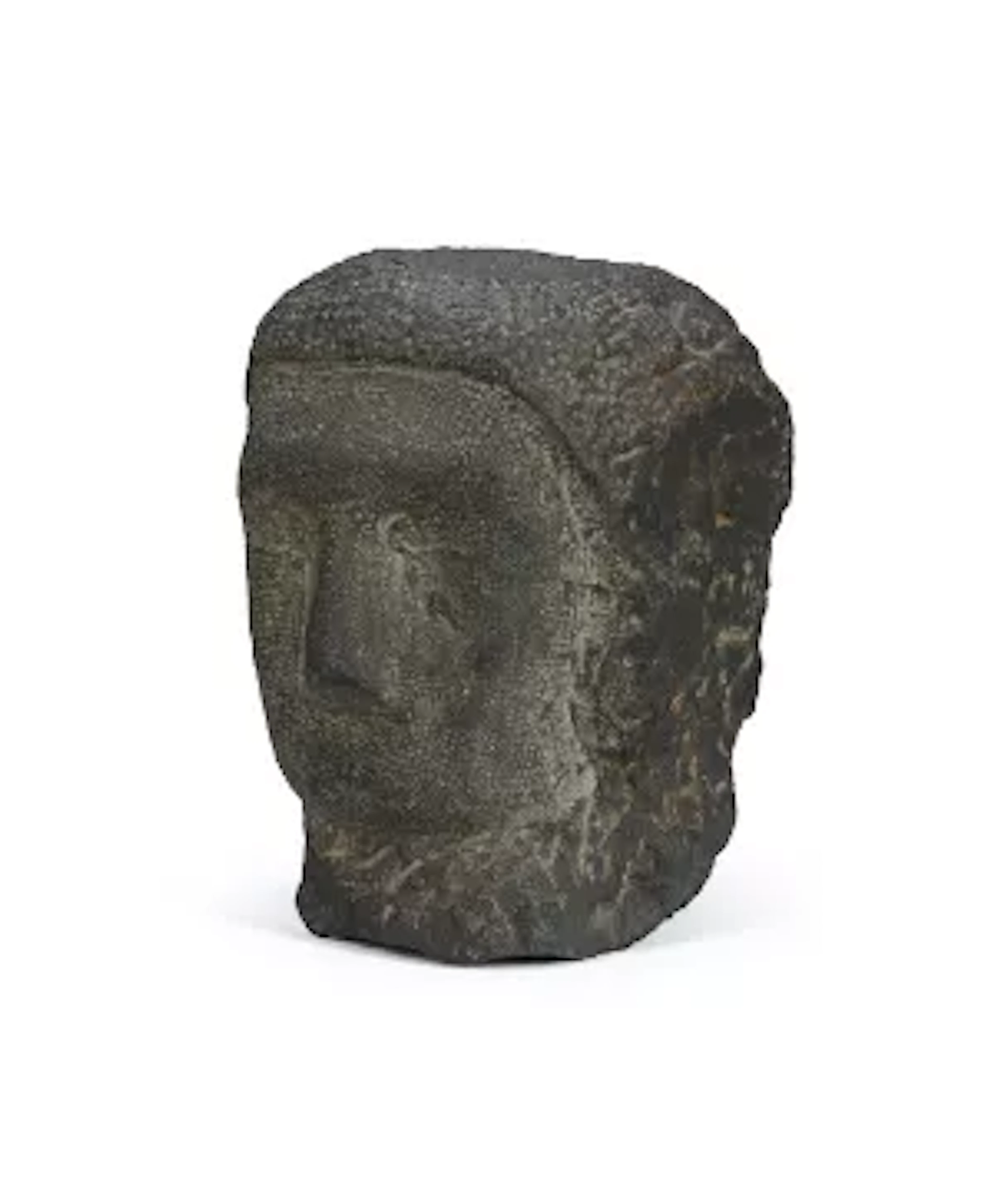 AN OVERSIZED CARVED BLACK HARDSTONE HEAD, 20TH CENTURY