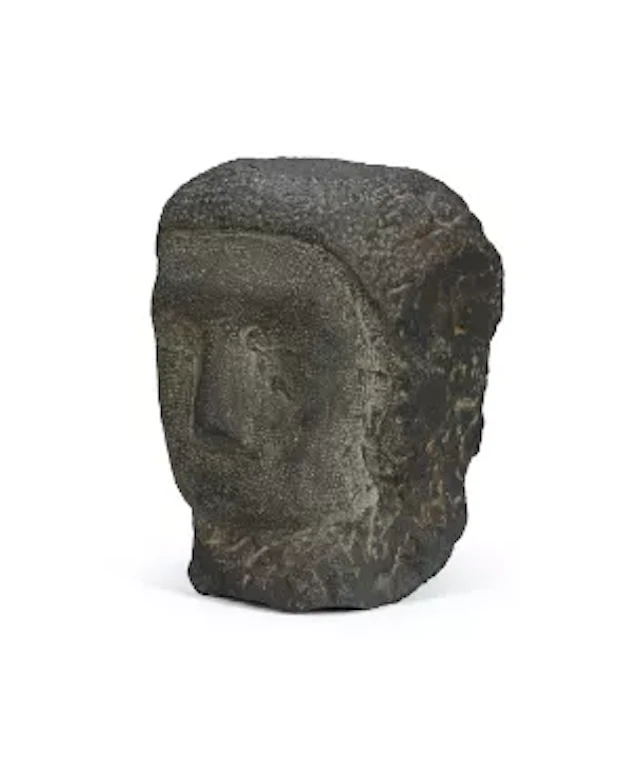 AN OVERSIZED CARVED BLACK HARDSTONE HEAD, 20TH CENTURY