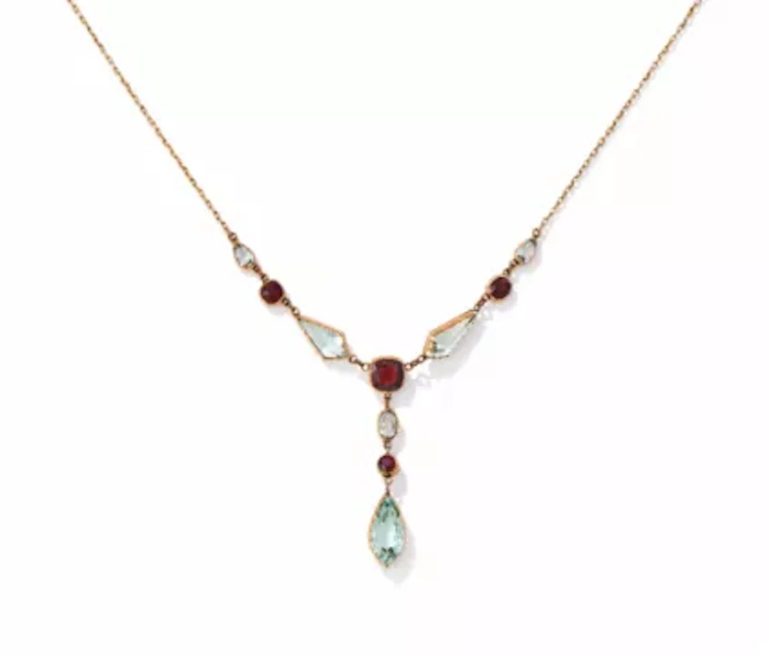 AN EARLY 20TH CENTURY AQUAMARINE AND GARNET NECKLACE, CIRCA 1910