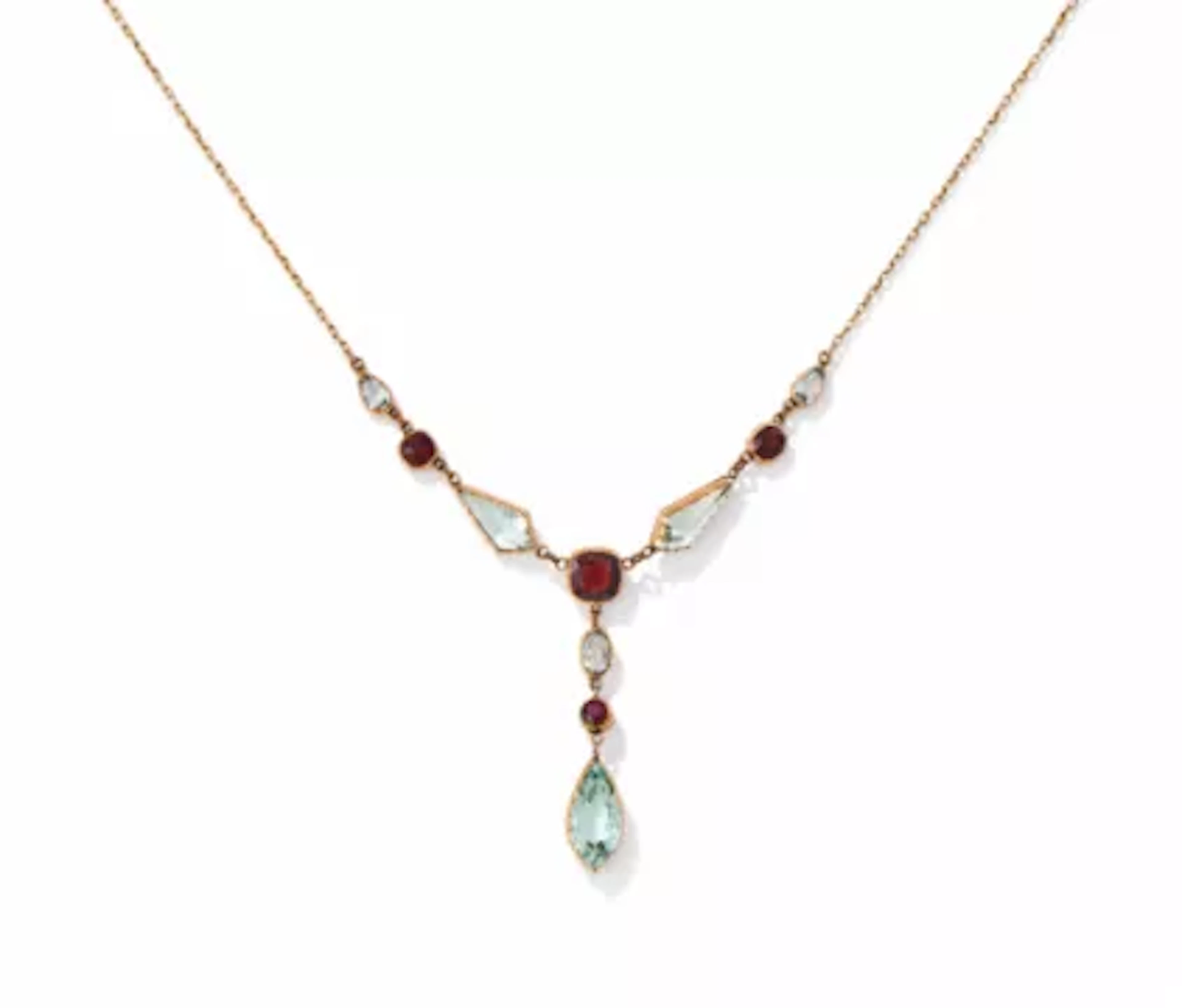 AN EARLY 20TH CENTURY AQUAMARINE AND GARNET NECKLACE, CIRCA 1910