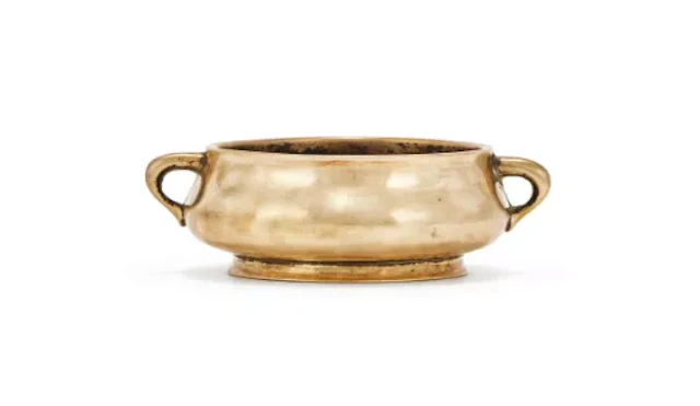 A Chinese bronze twin handled censer, 17th or 18th century