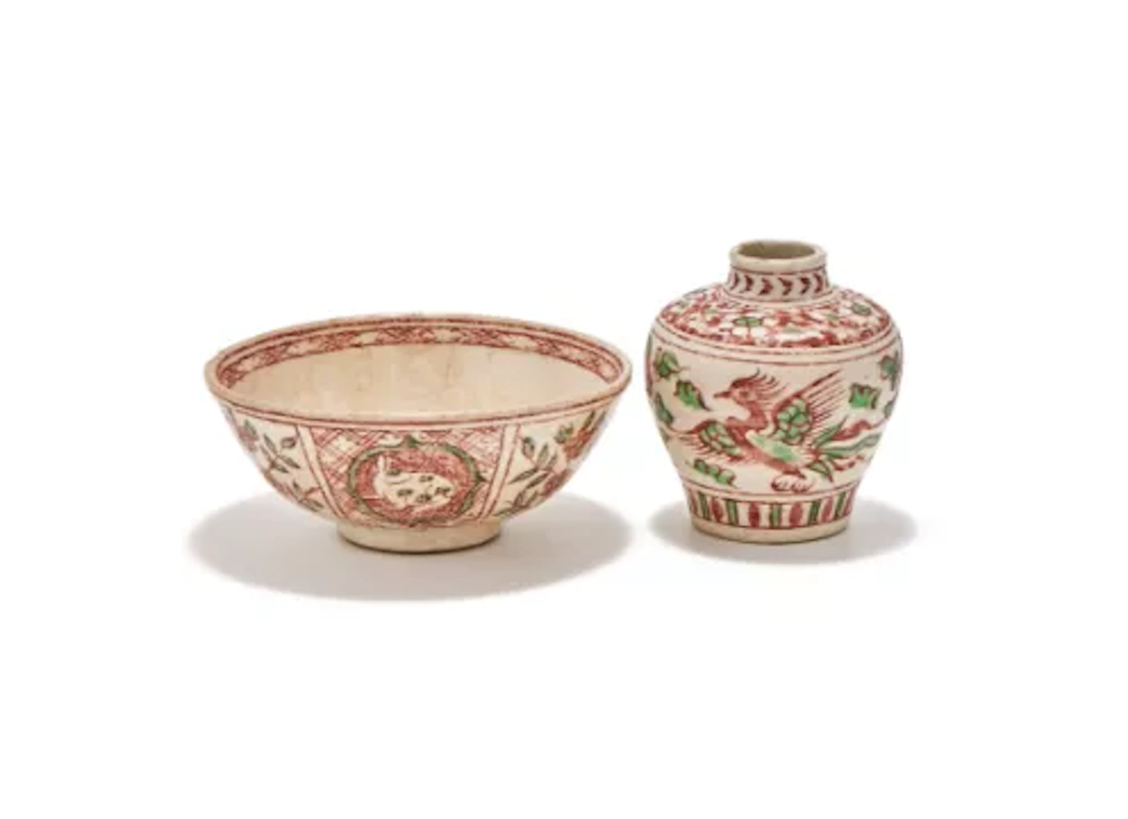 A small Chinese red and green-enamelled Swatow jar and a bowl, 16th