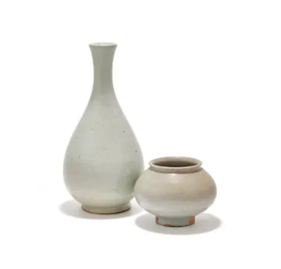 A Korean white glazed vase, Joseon Dynasty (1392-1910)
