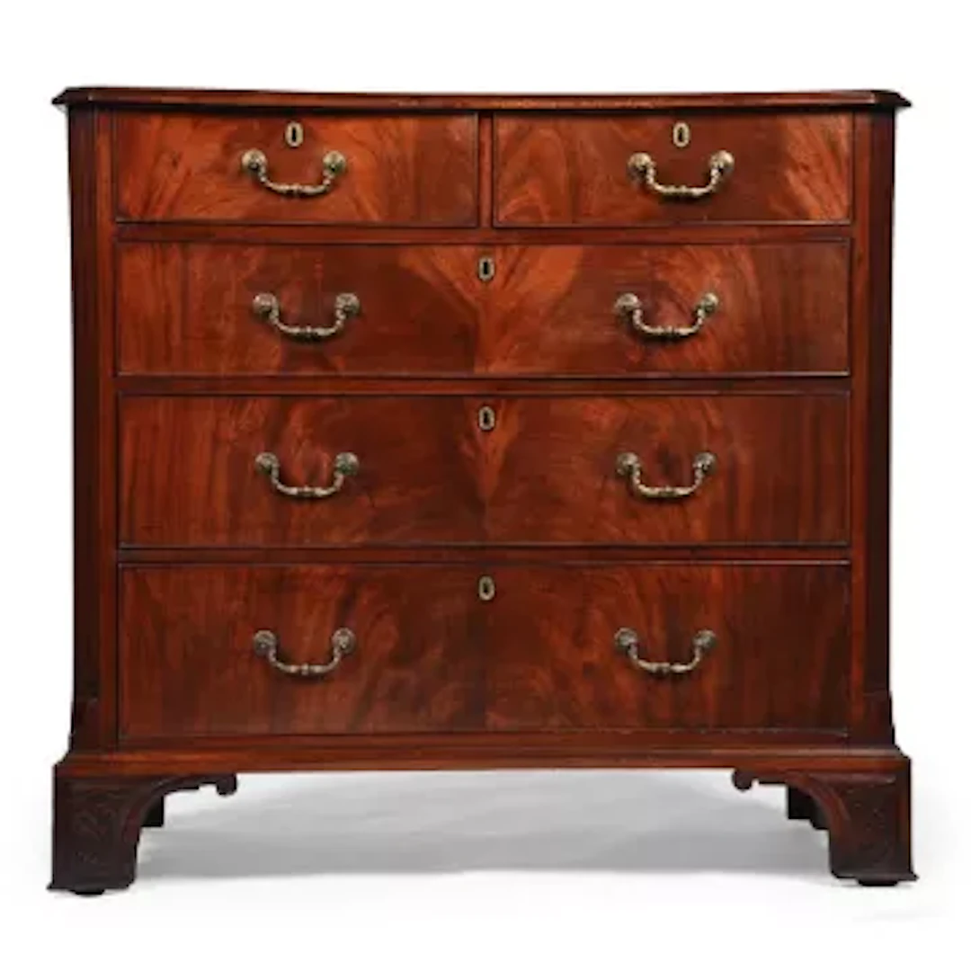 A GEORGE III MAHOGANY CHEST OF DRAWERS, IN THE MANNER OF THOMAS CHIPPENDALE
