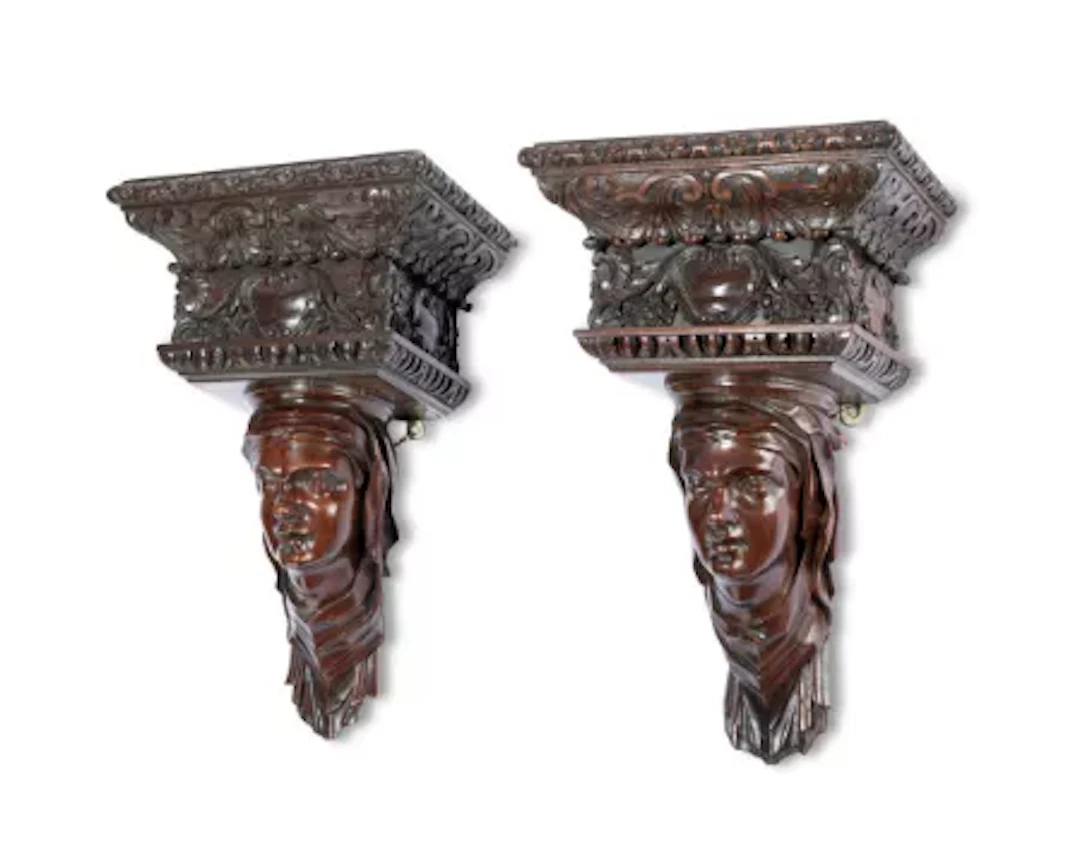A PAIR OF CARVED MAHOGANY WALL BRACKETS, IN GEORGE II STYLE, 19TH CENTURY