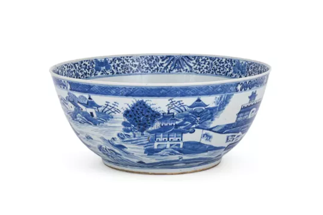 A large Chinese blue and white bowl, Qing dynasty, 19th century