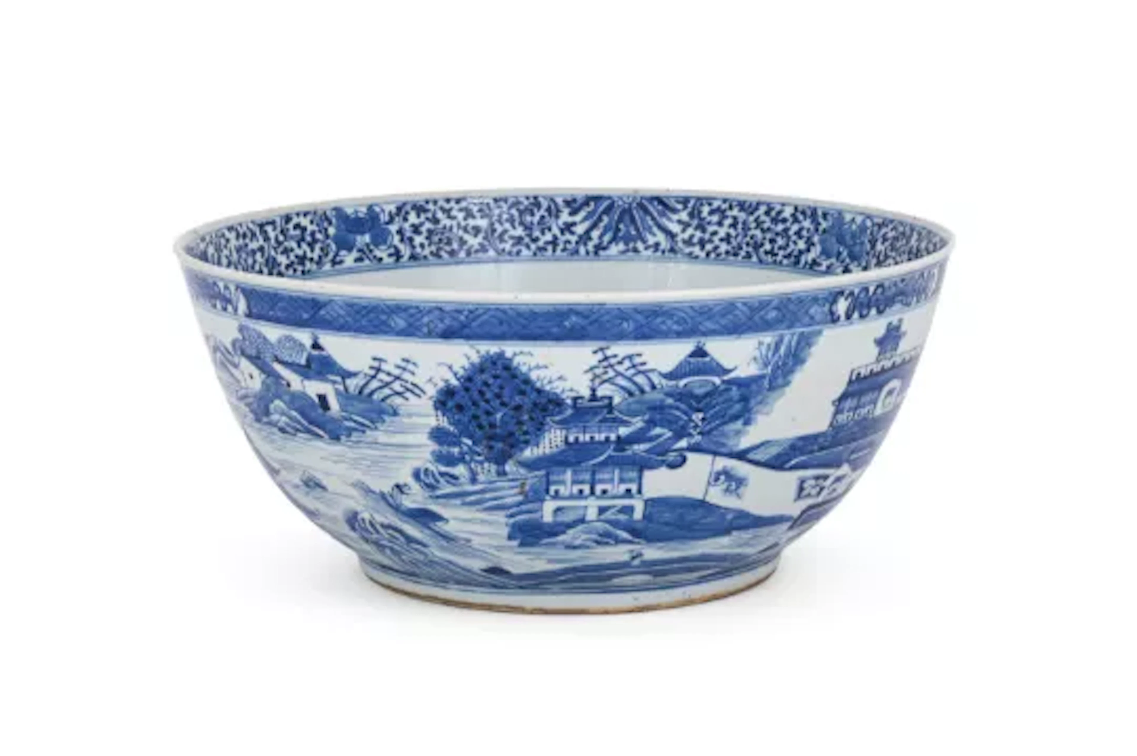A large Chinese blue and white bowl, Qing dynasty, 19th century