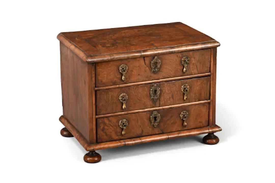 A GEORGE I MINIATURE WALNUT AND CROSSBANDED CHEST OF DRAWERS, CIRCA 1720