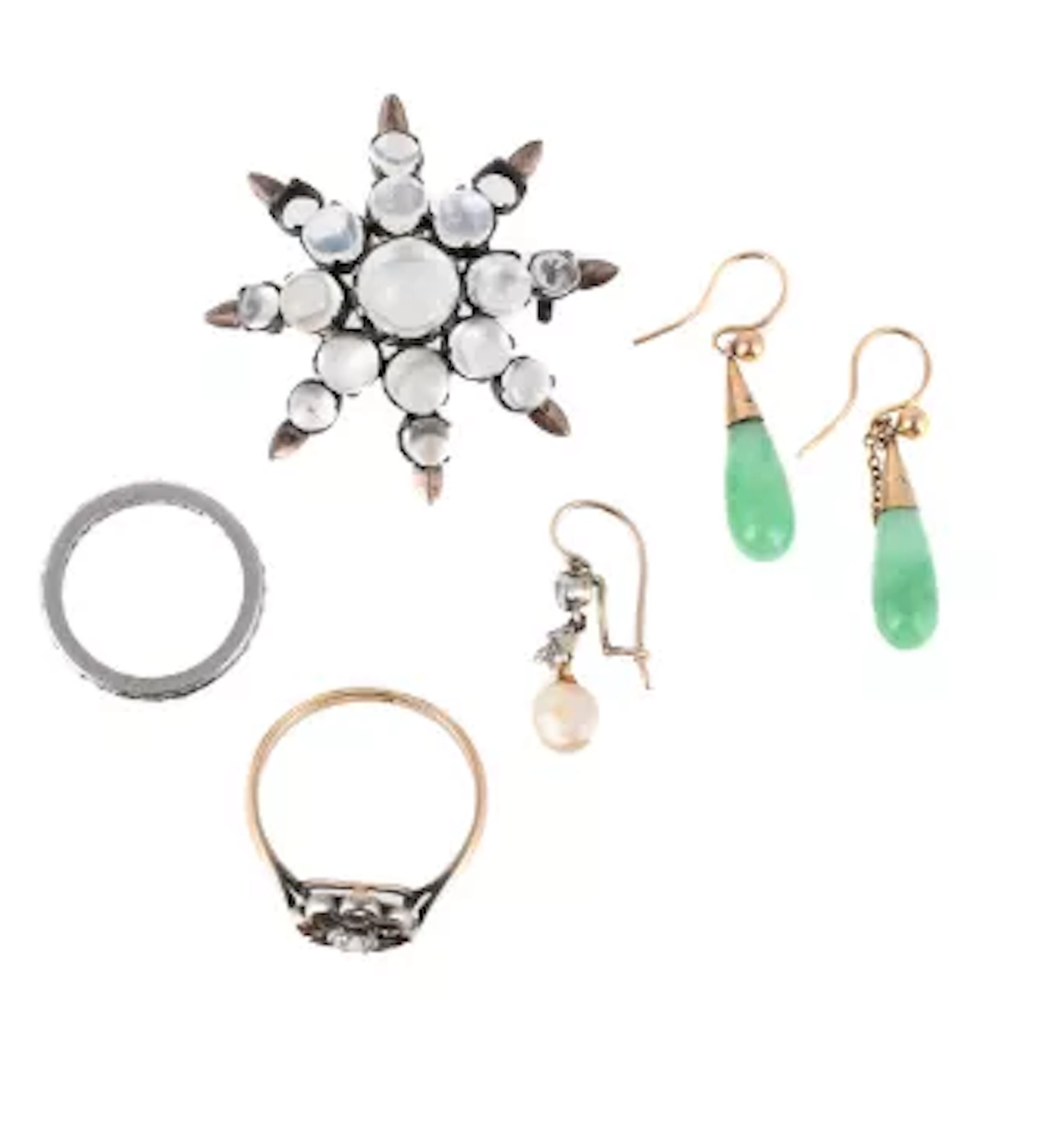 A SMALL COLLECTION OF JEWELLERY