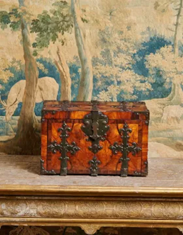 Y A WILLIAM & MARY KINGWOOD OYSTER, ROSEWOOD AND BRASS MOUNTED COFFRE