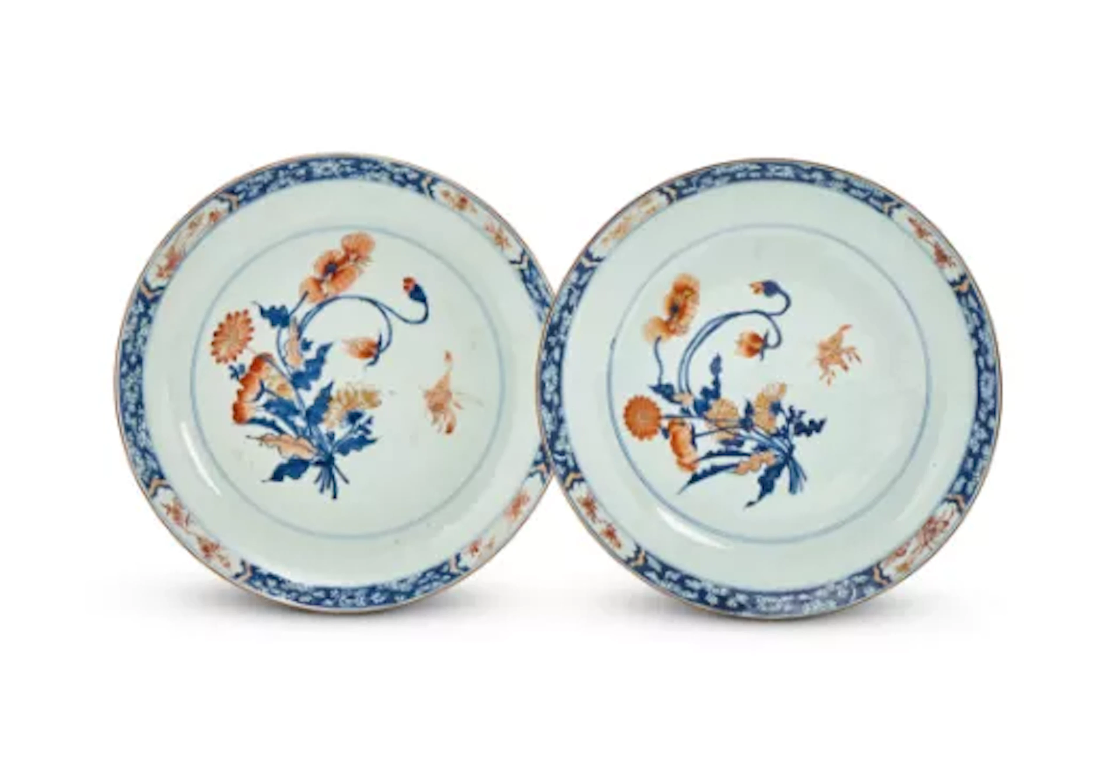 A PAIR OF CHINESE IMARI STYLE CHARGERS, 18TH CENTURY