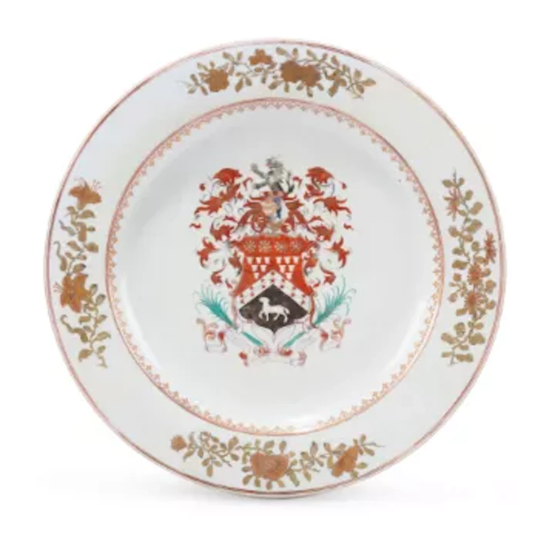 A LARGE CHINESE ARMORIAL DISH, QING DYNASTY, EARLY QIANLONG (1736-1795)