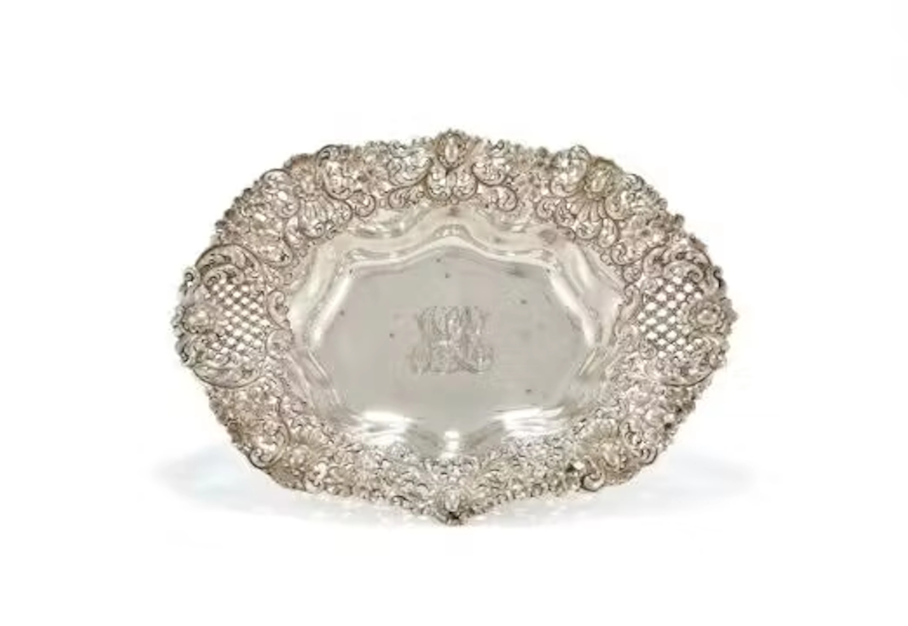 AN AMERICAN SILVER SHAPED OVAL PIERCED BASKET
