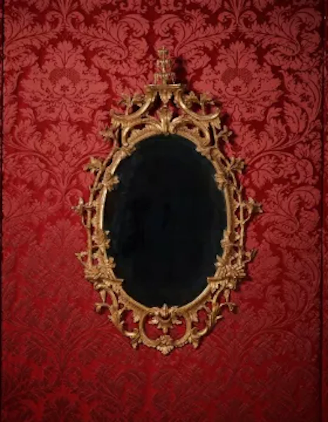 A GEORGE III CARVED GILTWOOD MIRROR, IN THE MANNER OF THOMAS CHIPPENDALE
