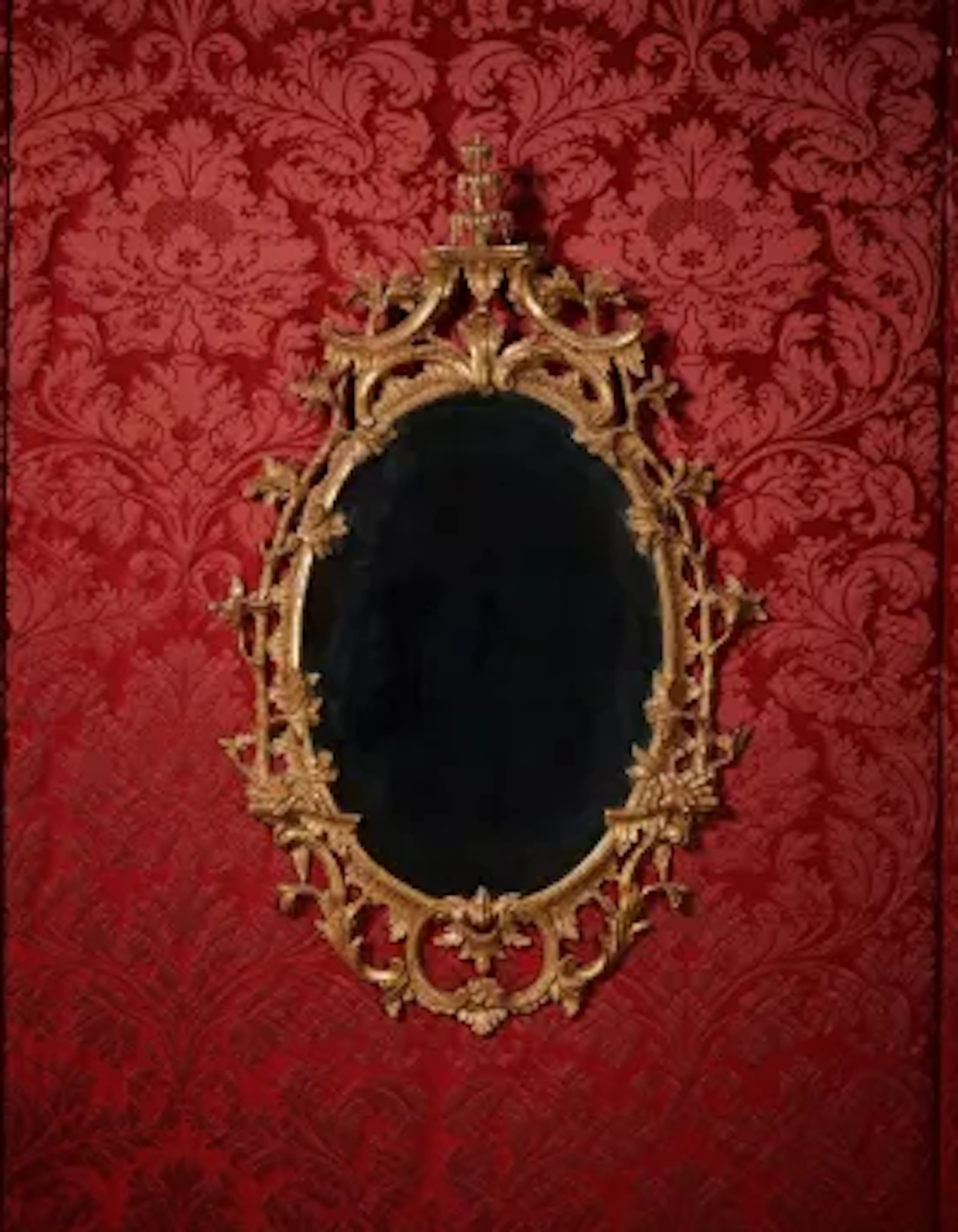 A GEORGE III CARVED GILTWOOD MIRROR, IN THE MANNER OF THOMAS CHIPPENDALE