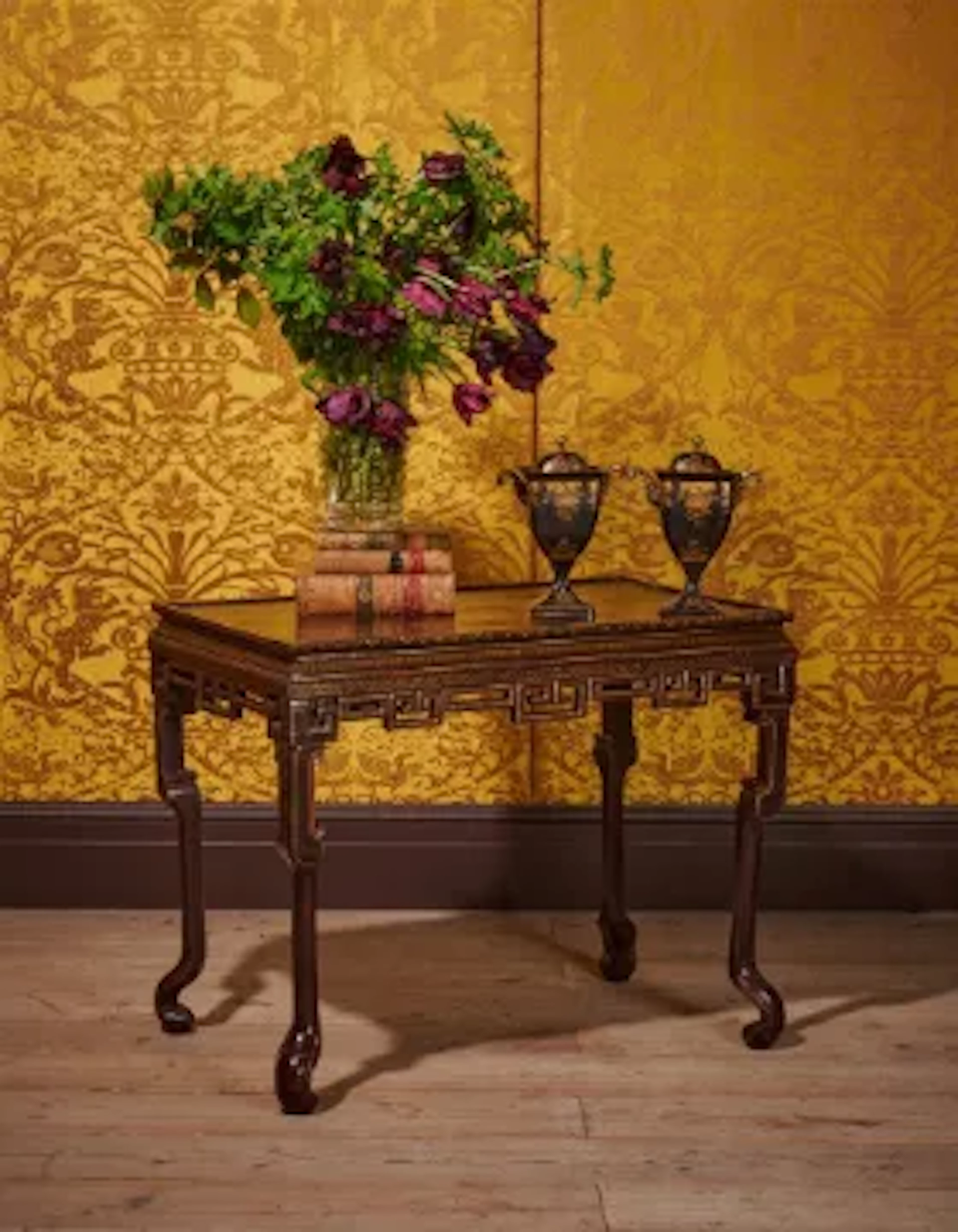 A CHINESE EXPORT BLACK LACQUER AND GILT CHINOISERIE DECORATED CENTRE