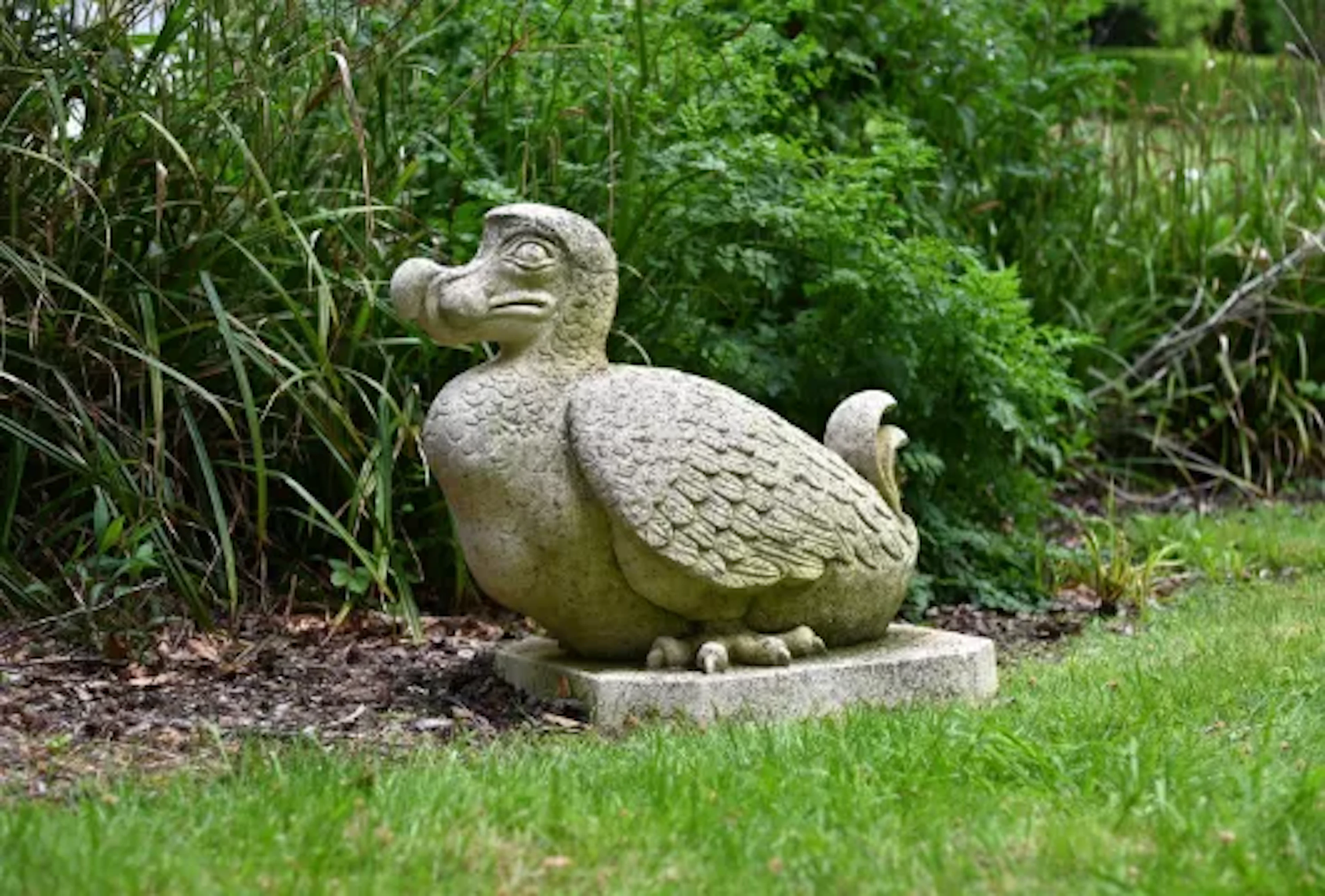 A LARGE CARVED STONE MODEL OF A DODO, AFTER THE MODEL BY THOMAS BEATTIE