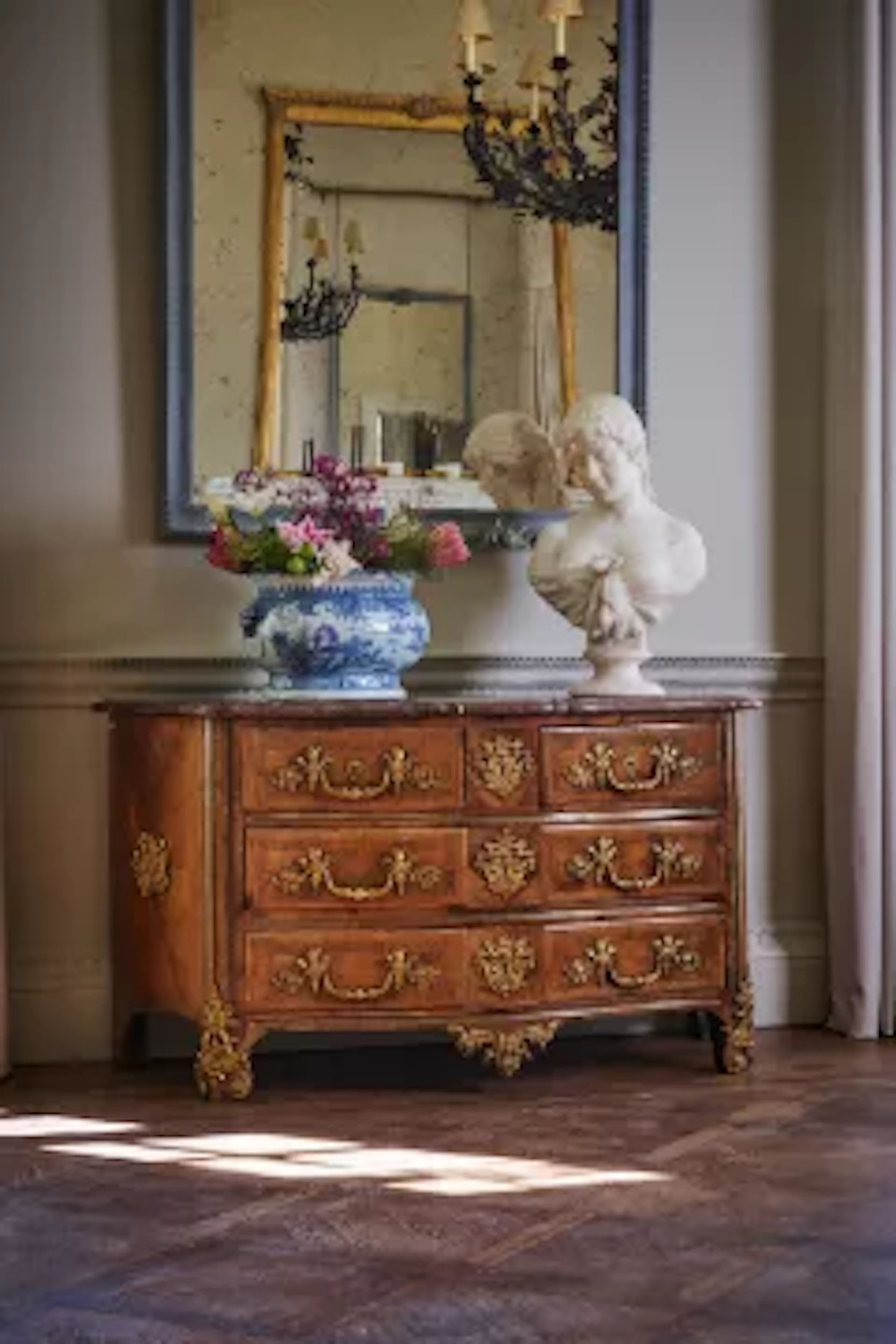 Y A RÉGENCE WALNUT, TULIPWOOD AND ORMOLU MOUNTED SERPENTINE COMMODE, CIRCA 1720