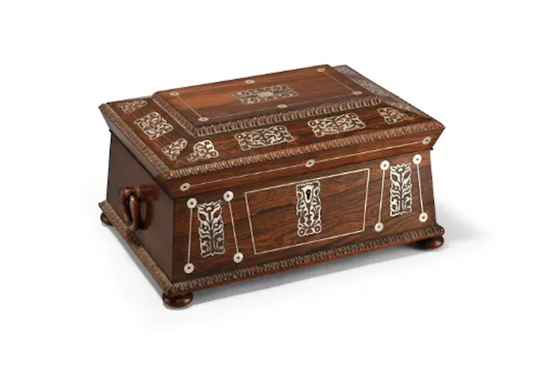 Y A GEORGE IV MOTHER OF PEARL MARQUETRY INLAID SARCOPHAGUS WORK BOX, CIRCA 1825