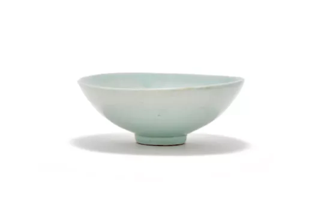 A Chinese pale green celadon porcelain bowl, Yuan dynasty (1271-1368)