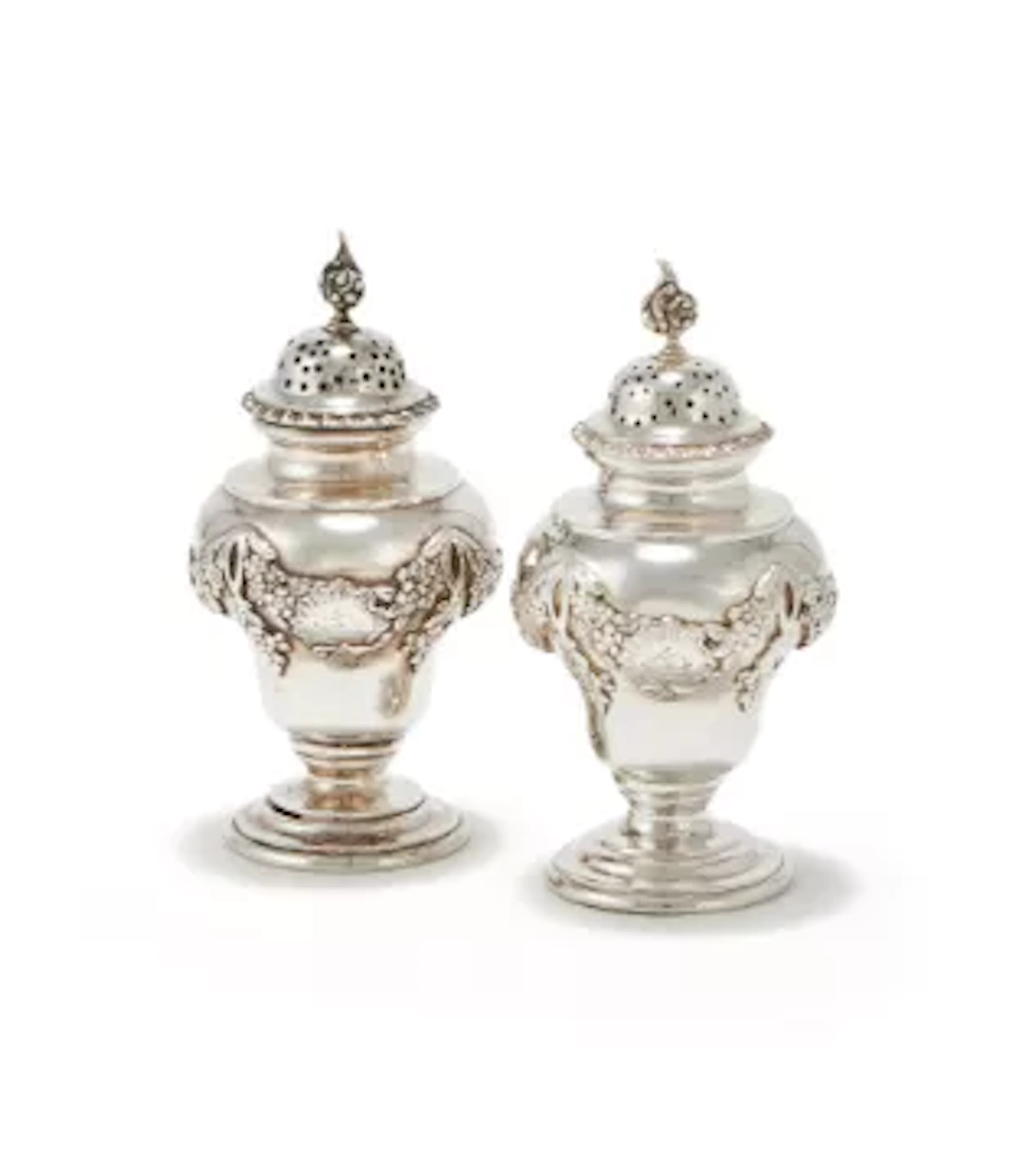 A PAIR OF EDWARDIAN SILVER PEPPERETTES, CHARLES STUART HARRIS, LONDON 1902