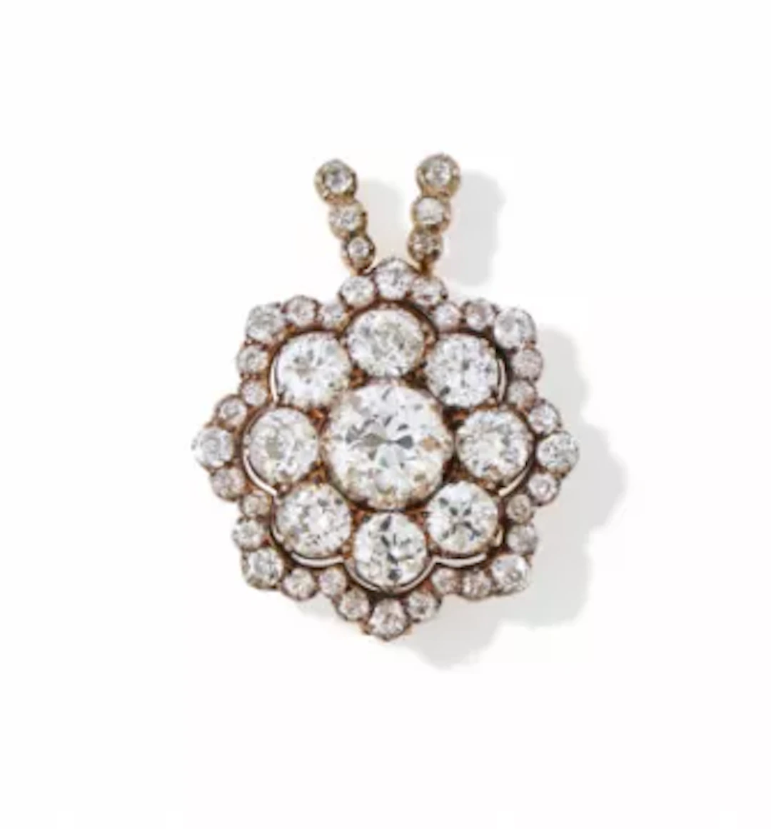 A LATE VICTORIAN DIAMOND CLUSTER PENDANT/BROOCH