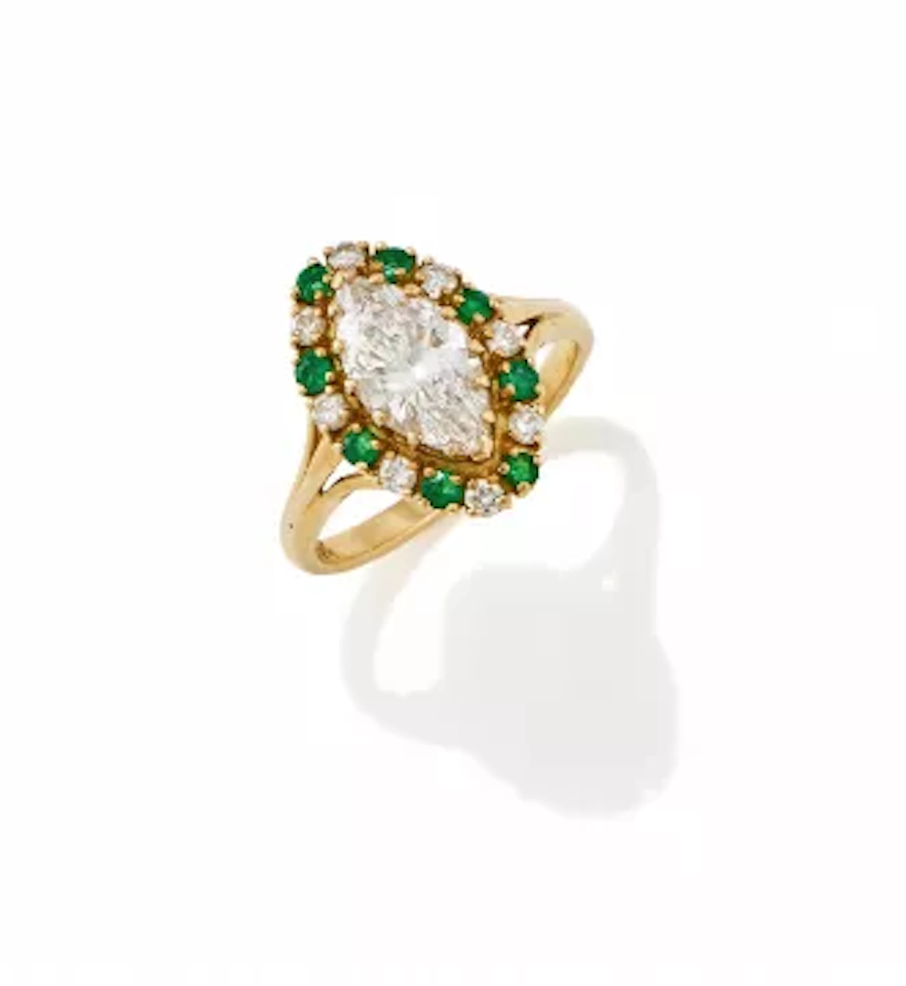 A DIAMOND AND EMERALD CLUSTER RING