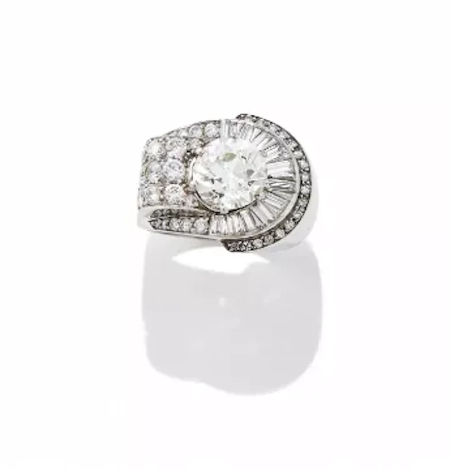 A MID 20TH CENTURY DIAMOND DRESS RING
