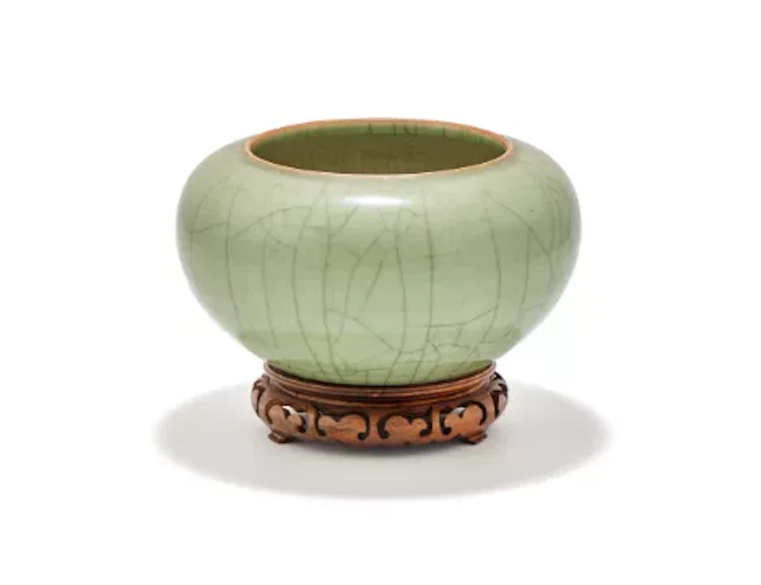 A Chinese celadon guan-glazed washer, 18th century