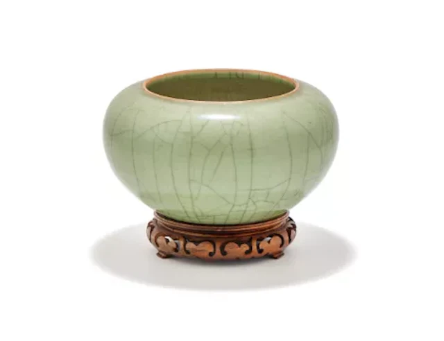 A Chinese celadon guan-glazed washer, 18th century