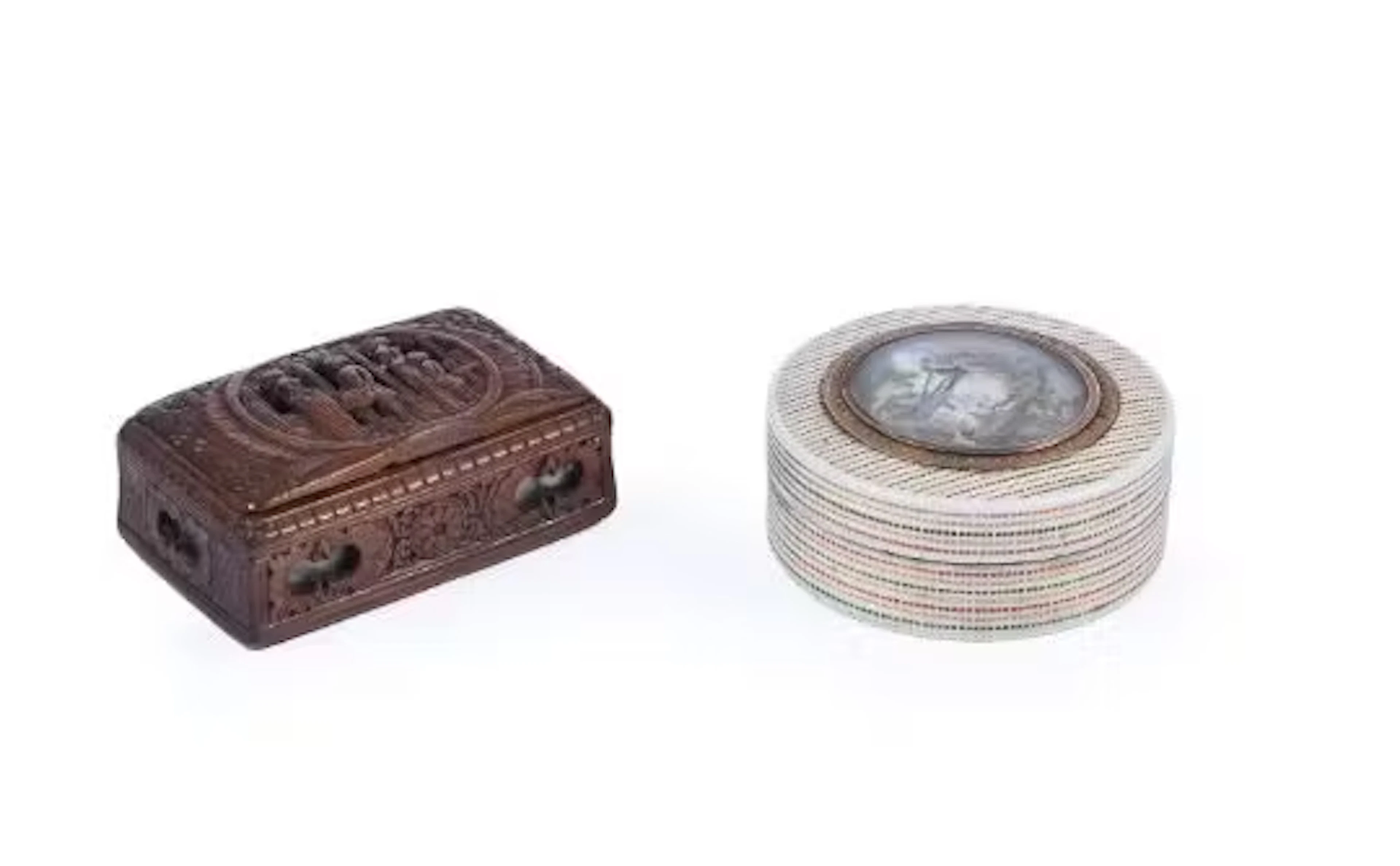 Y A CHINESE EXPORT 'EUROPEAN SUBJECT' CARVED WOOD SNUFF BOX, LATE
