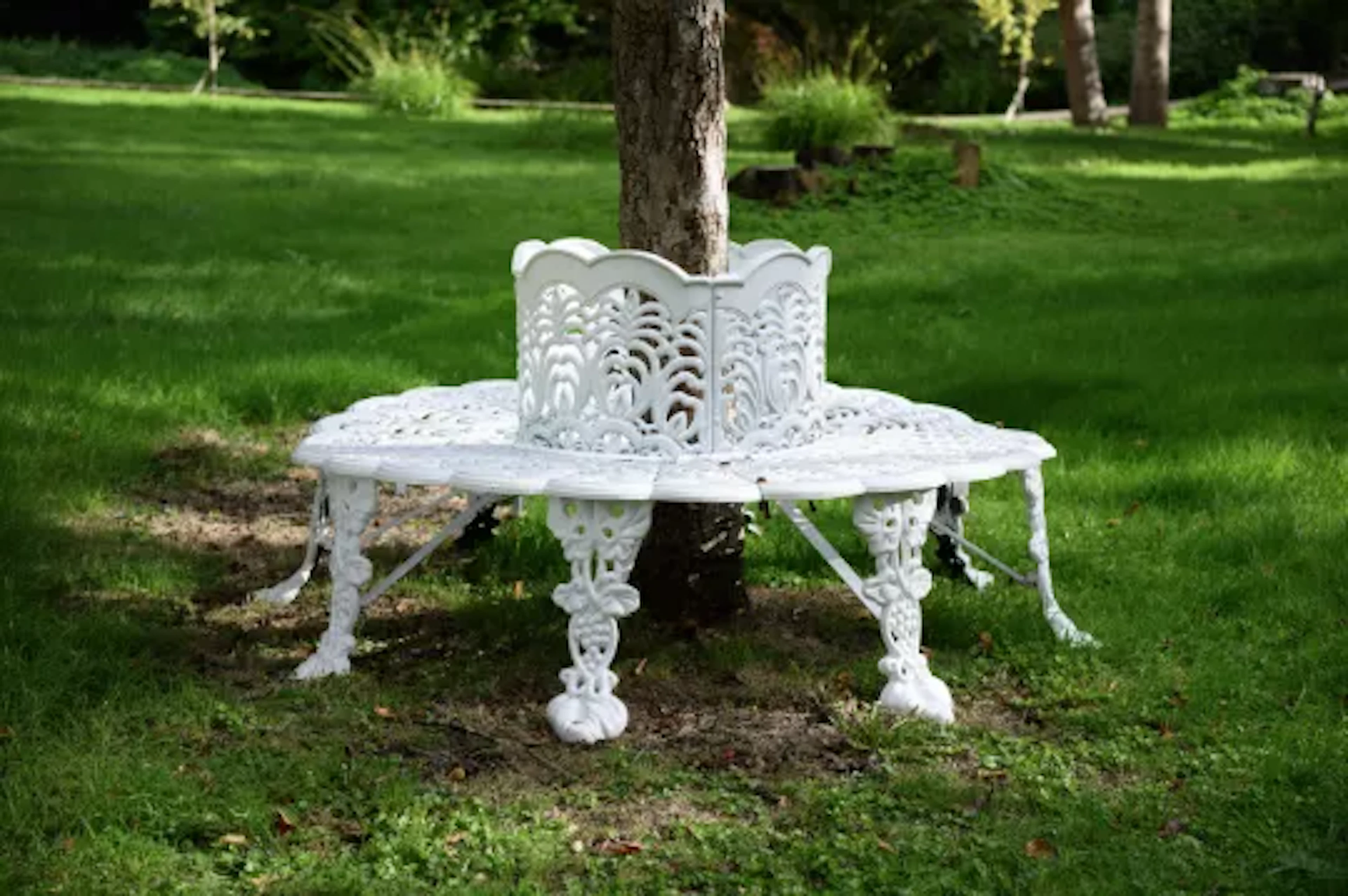 A VICTORIAN CAST IRON TREE BENCH SURROUND, LATE 19TH CENTURY