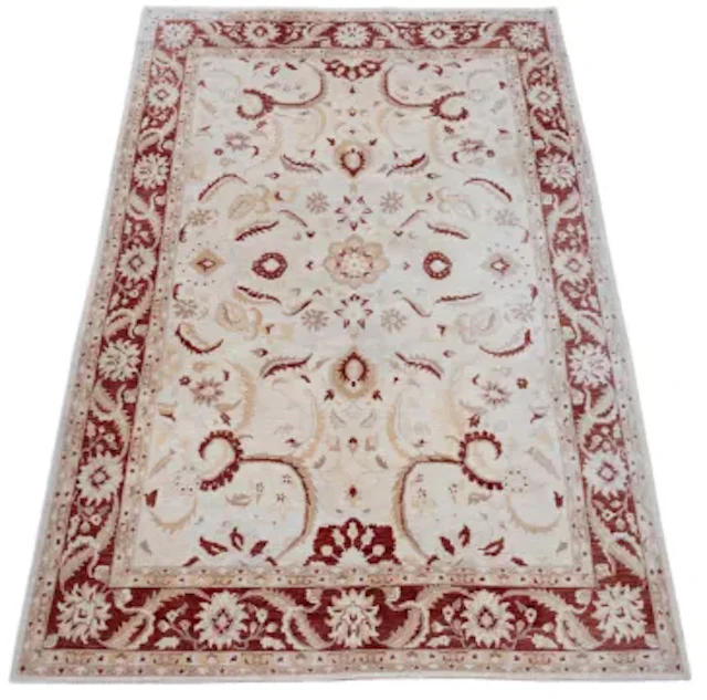 A LARGE OATMEAL GROUND ZEIGLER STYLE HAND KNOTTED CARPET, 20TH CENTURY