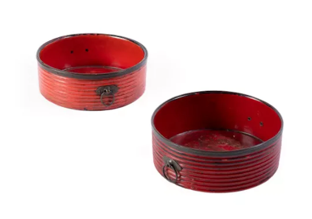 A PAIR OF REGENCY CRIMSON LACQUERED WINE COASTERS, CIRCA 1810