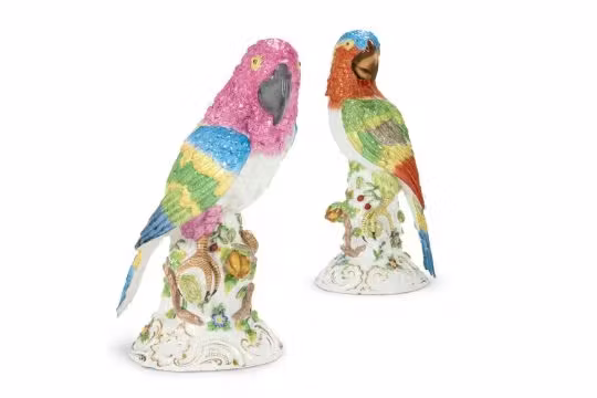 A PAIR OF CONTINENTAL PORCELAIN MODELS OF PARROTS IN THE MEISSEN MANNER