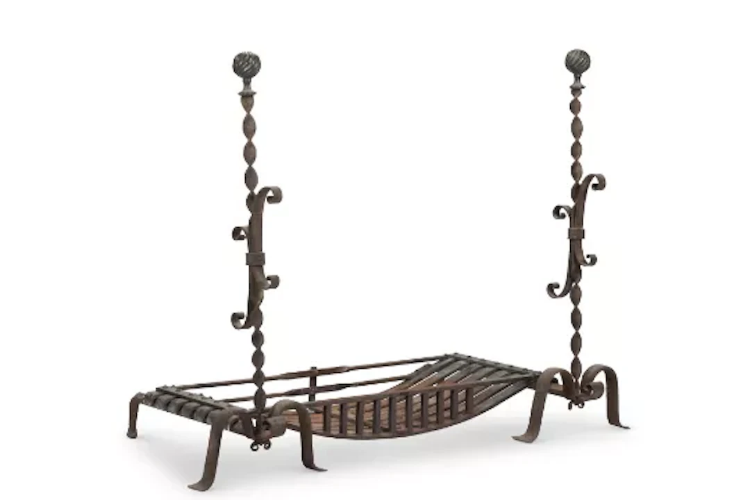 A PAIR OF IRON AND BRASS FIREDOGS WITH A LATER SUSPENDED GRATE, PROBABLY