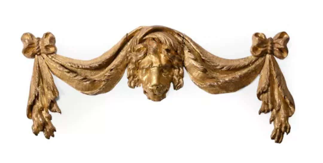A CARVED GILTWOOD WALL MOUNT DISPLAY OF A LION HEAD AND SWAGS, LATE