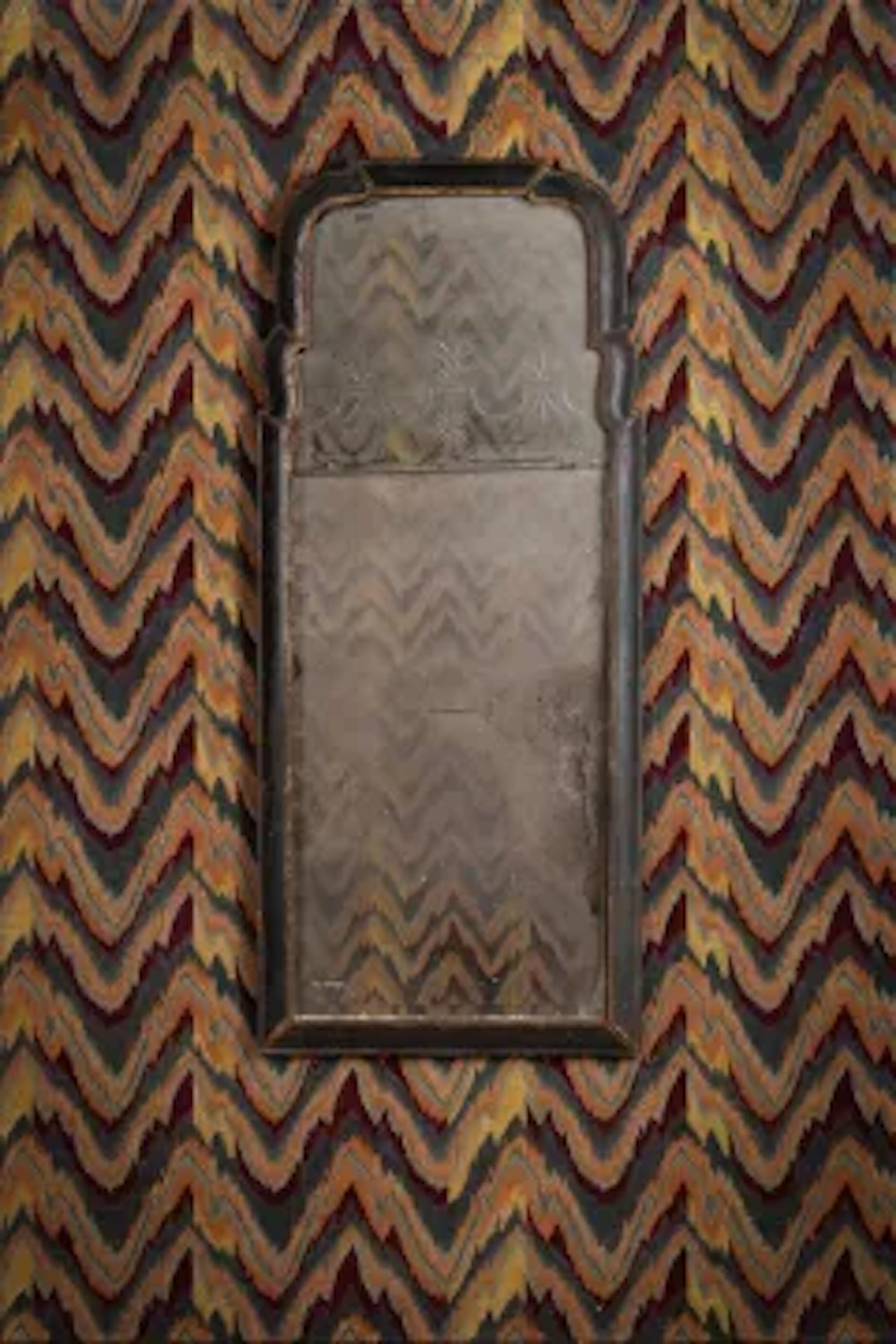 A QUEEN ANNE BLUE LACQUER AND GILT JAPANNED MIRROR, CIRCA 1710