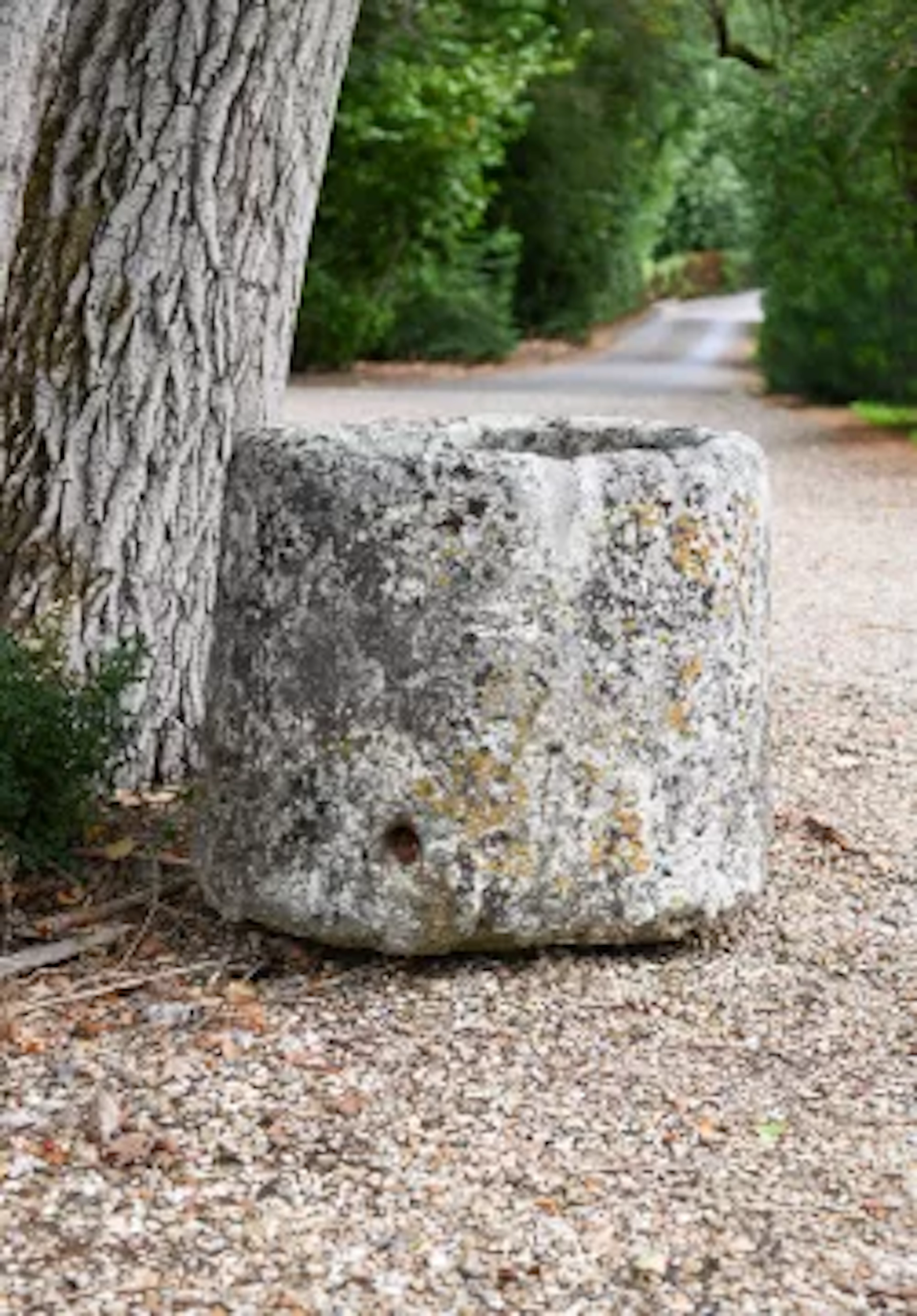 A LARGE GEORGE III CIRCULAR STONE TROUGH, SECOND HALF 18TH CENTURY