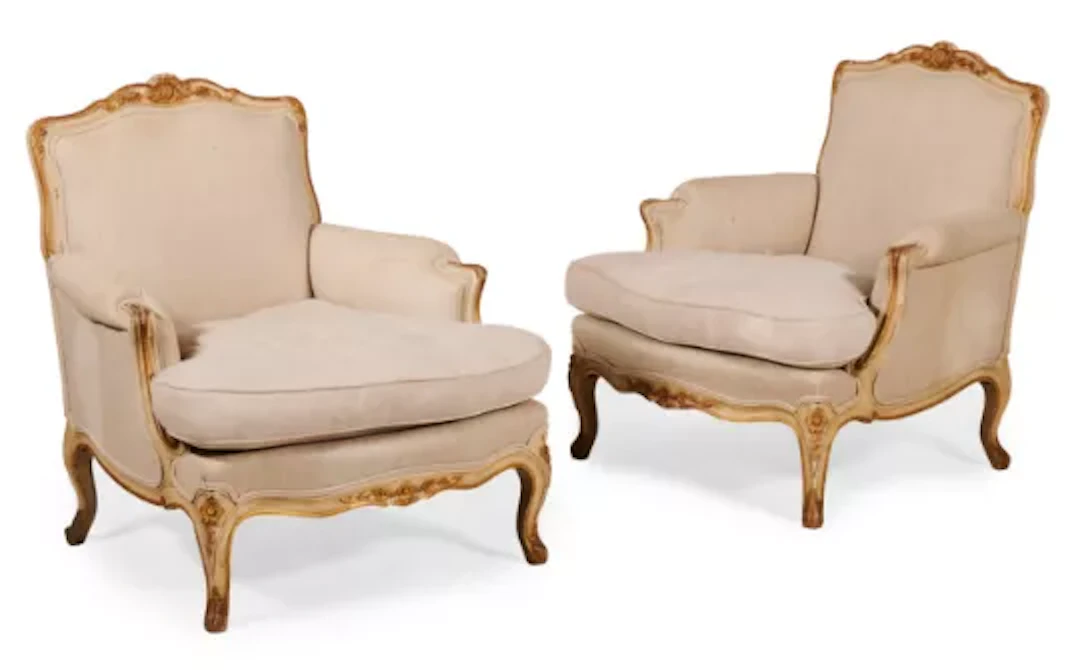 A PAIR OF PAINTED ARMCHAIRS, IN LOUIS XV STYLE, 20TH CENTURY