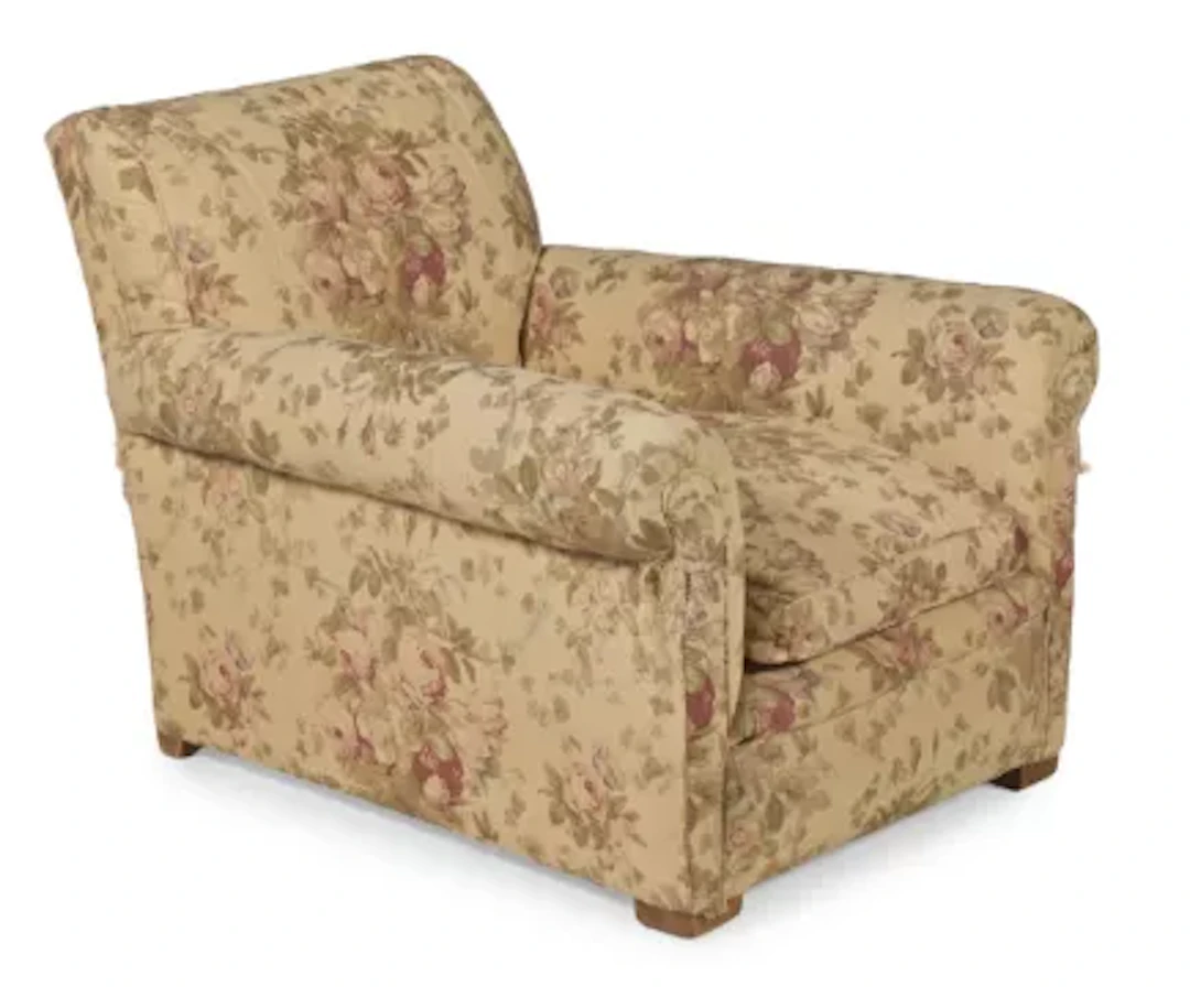 A TRADITIONAL BEECH-FRAMED UPHOLSTERED ARMCHAIR, 20TH CENTURY