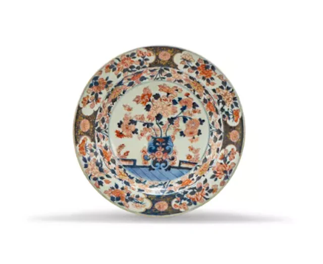 A large Japanese Imari charger, Edo Period, late 17th or early 18th century