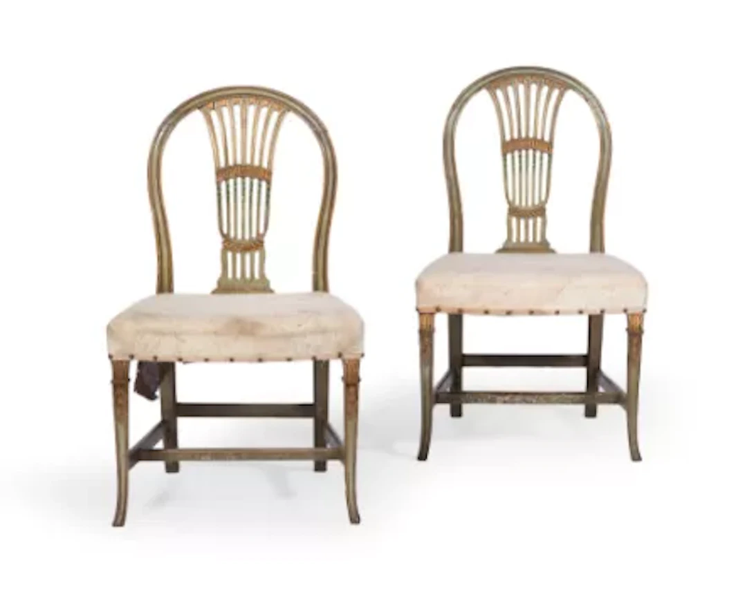 A PAIR OF GEORGE III GREEN PAINTED AND PARCEL GILT SIDE CHAIRS, CIRCA 1790