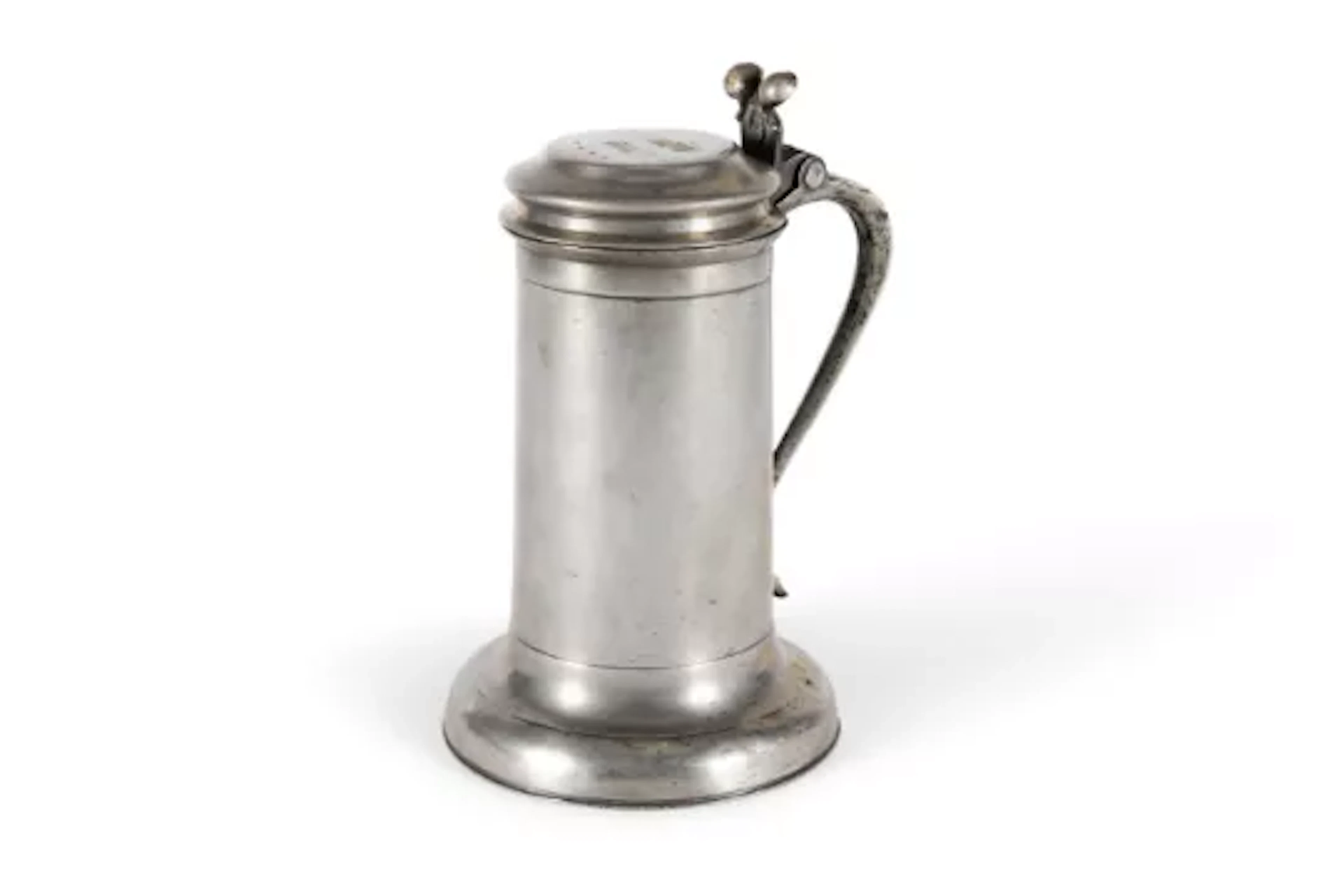 A CHARLES II PEWTER BEEFEATER FLAGON, CIRCA 1670
