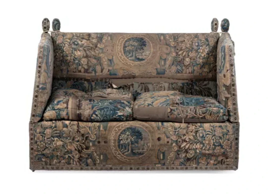 A TAPESTRY UPHOLSTERED KNOLE SOFA, 20TH CENTURY